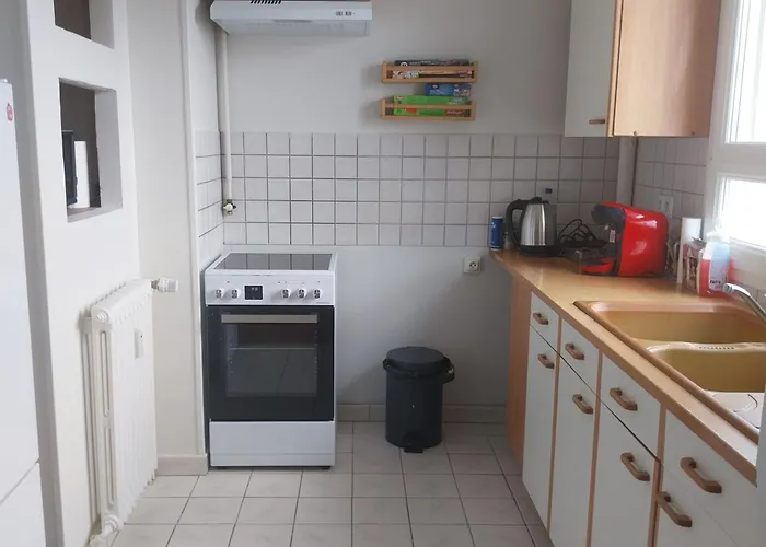 A 1km De La Gare De Caen Et 9 Kms De La *